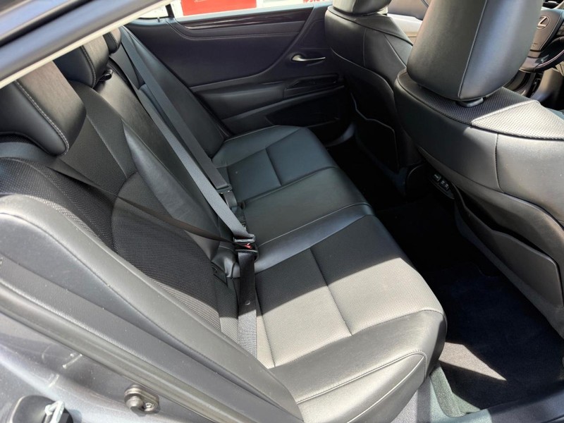 Lexus ES Vehicle Image 22