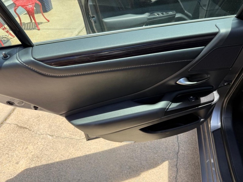Lexus ES Vehicle Image 23