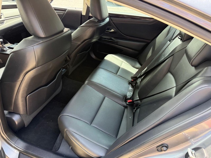 Lexus ES Vehicle Image 24