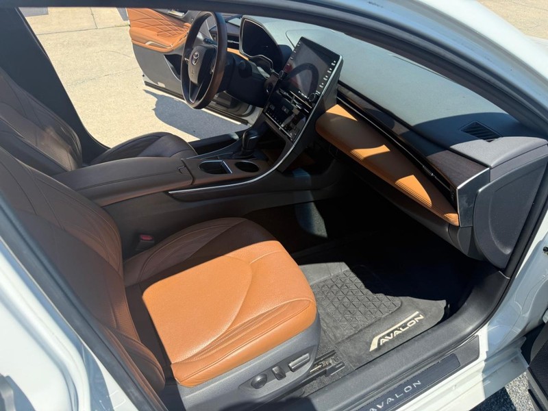 Toyota Avalon Vehicle Image 15