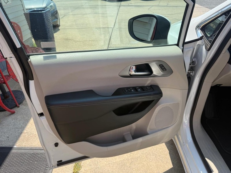 Chrysler Pacifica Vehicle Image 05