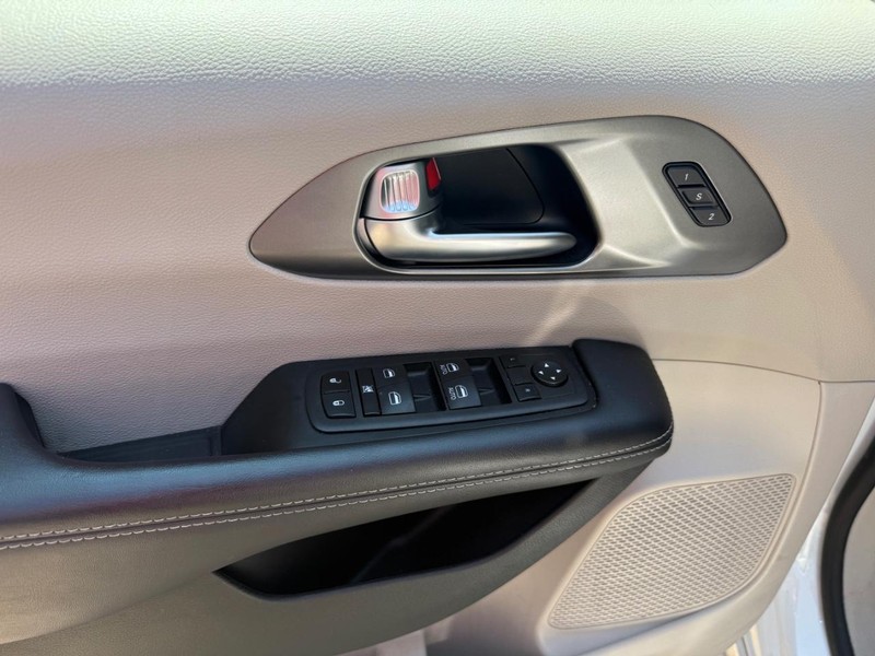 Chrysler Pacifica Vehicle Image 06