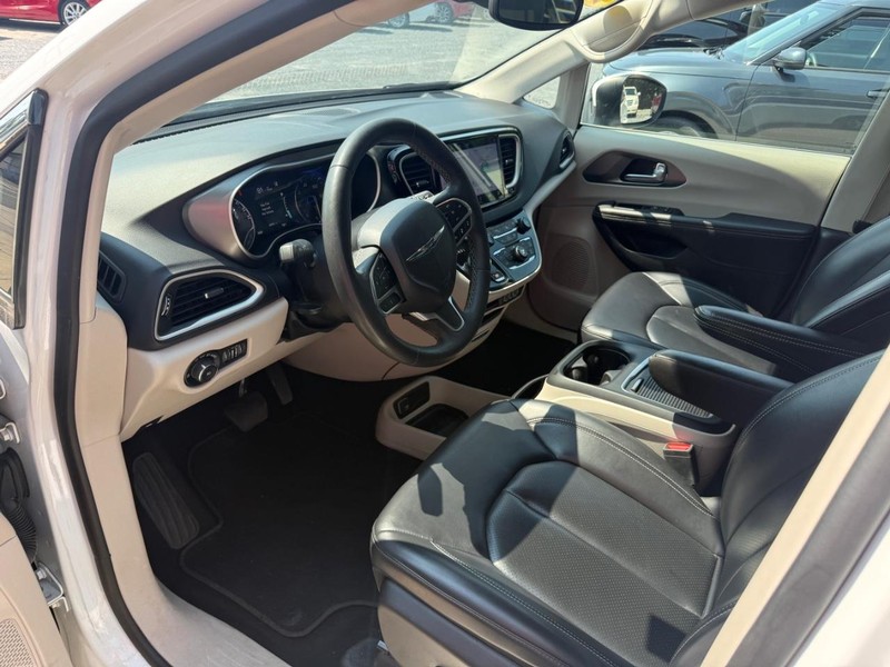Chrysler Pacifica Vehicle Image 07