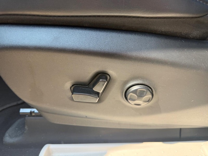 Chrysler Pacifica Vehicle Image 08