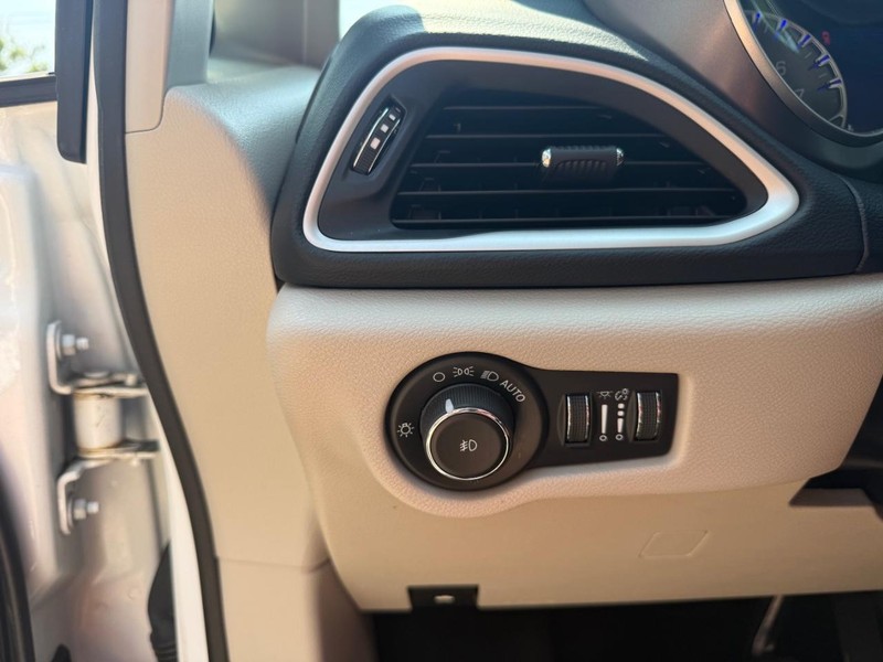 Chrysler Pacifica Vehicle Image 09