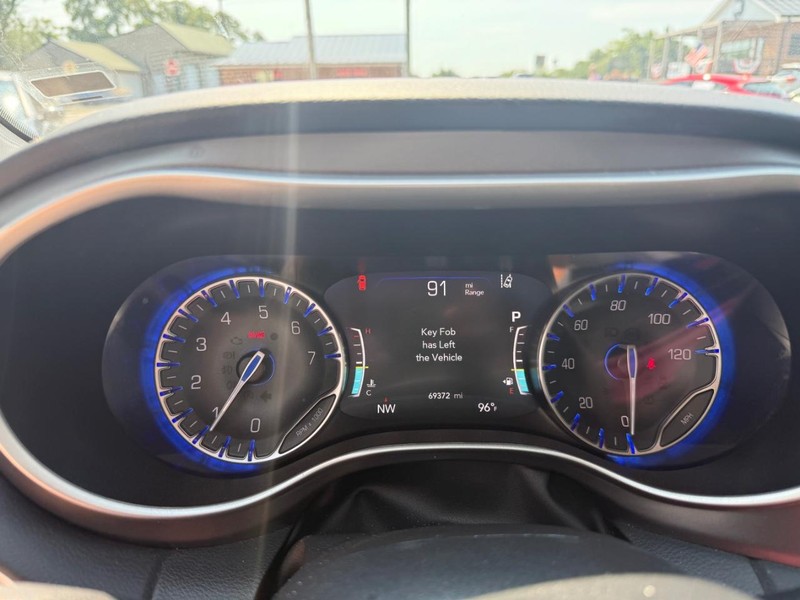 Chrysler Pacifica Vehicle Image 10