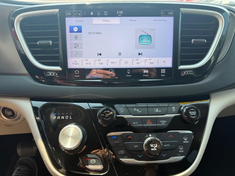 Chrysler Pacifica Vehicle Image 11