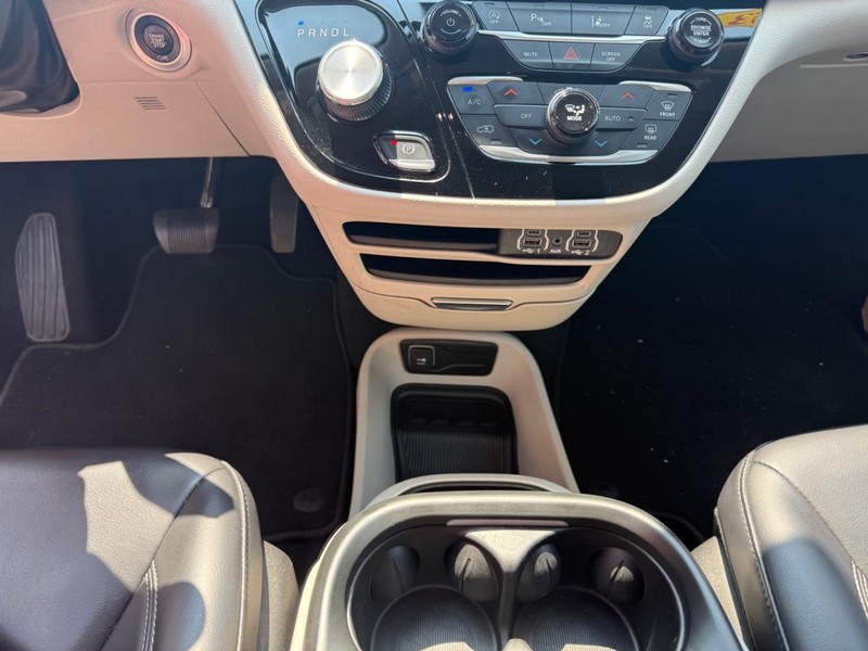 Chrysler Pacifica Vehicle Image 12