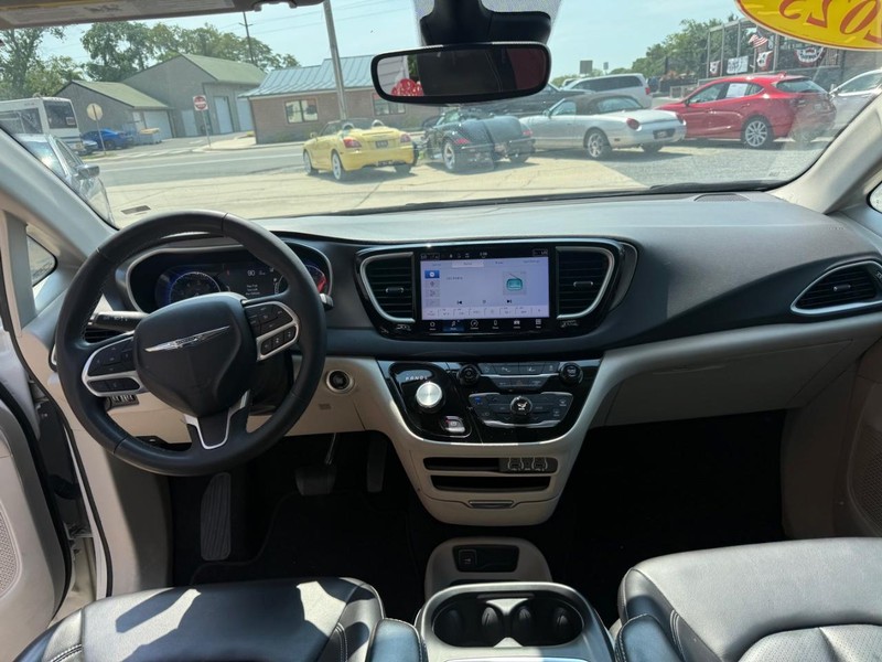 Chrysler Pacifica Vehicle Image 13