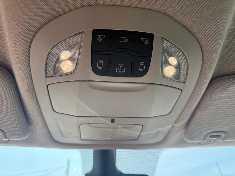 Chrysler Pacifica Vehicle Image 14