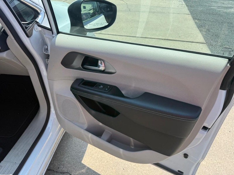 Chrysler Pacifica Vehicle Image 15