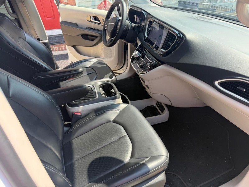 Chrysler Pacifica Vehicle Image 16