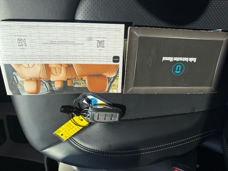 Chrysler Pacifica Vehicle Image 17