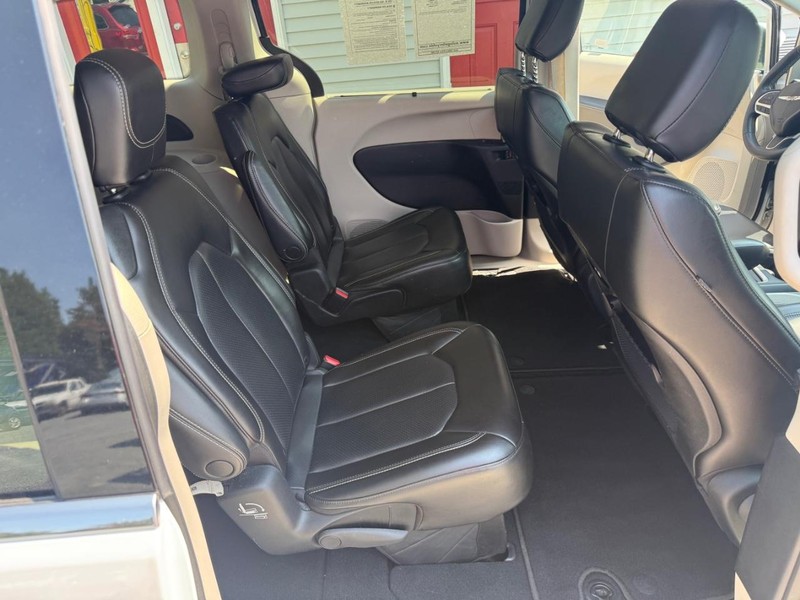 Chrysler Pacifica Vehicle Image 18