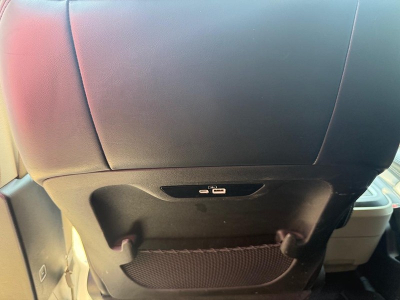 Chrysler Pacifica Vehicle Image 19