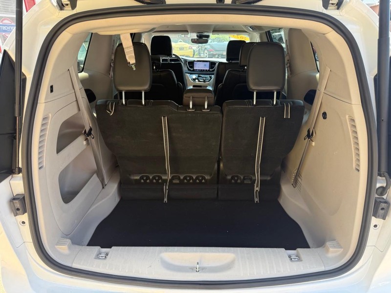 Chrysler Pacifica Vehicle Image 20