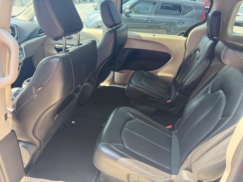 Chrysler Pacifica Vehicle Image 21