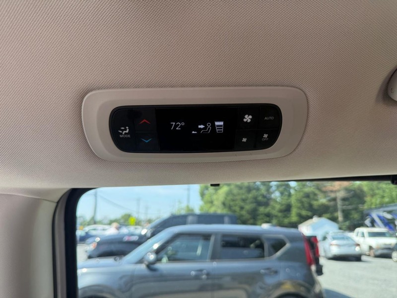 Chrysler Pacifica Vehicle Image 22