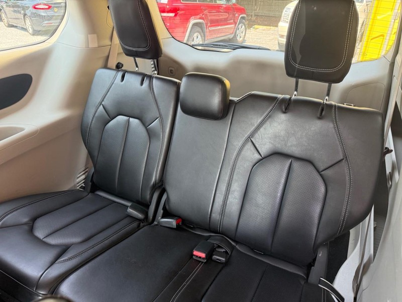 Chrysler Pacifica Vehicle Image 23