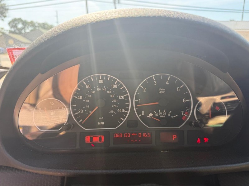 BMW 330 Vehicle Image 10