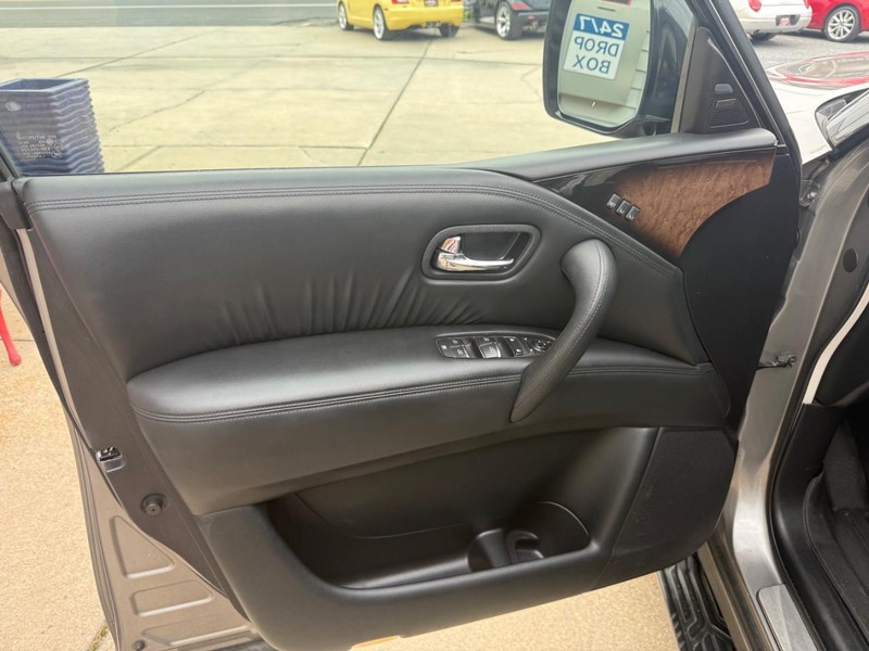 INFINITI QX56 Vehicle Image 05