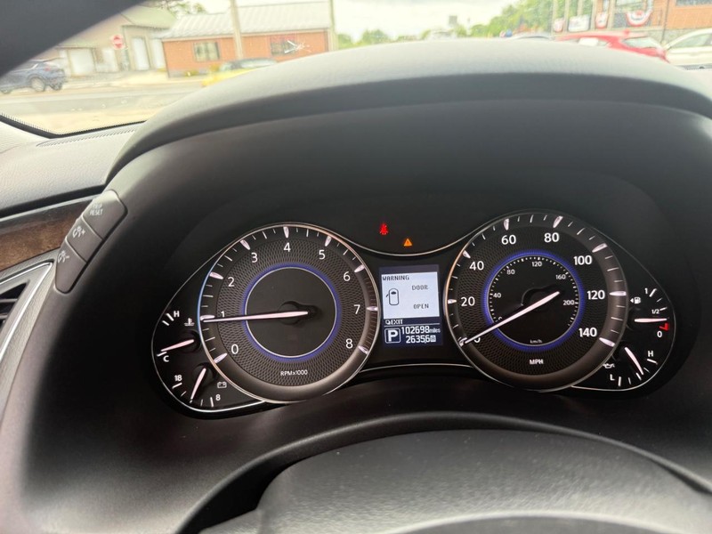 INFINITI QX56 Vehicle Image 09