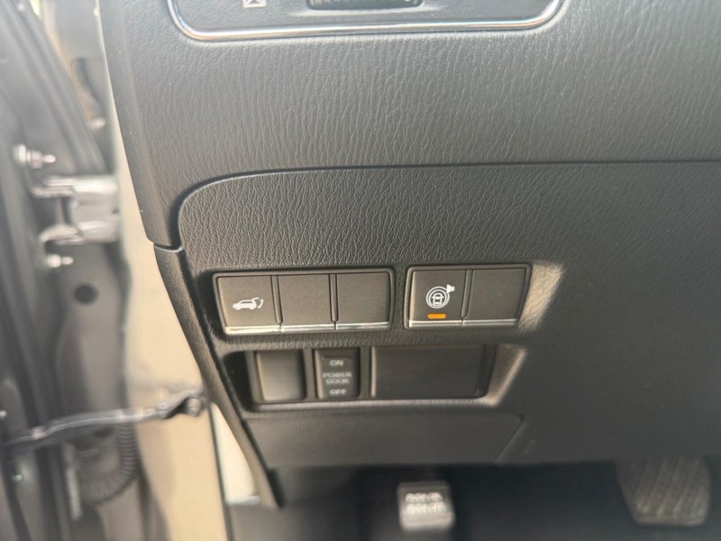 INFINITI QX56 Vehicle Image 10
