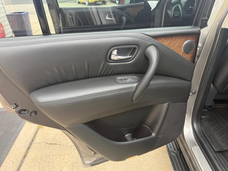 INFINITI QX56 Vehicle Image 13