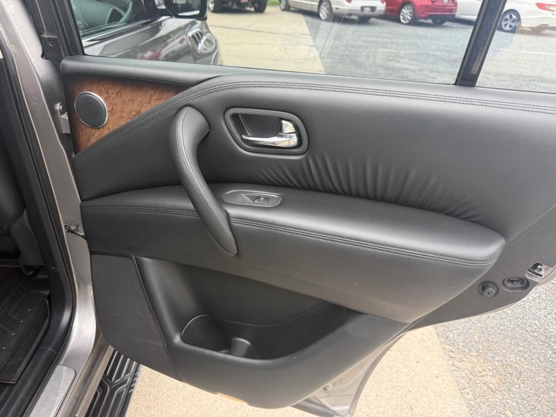 INFINITI QX56 Vehicle Image 18