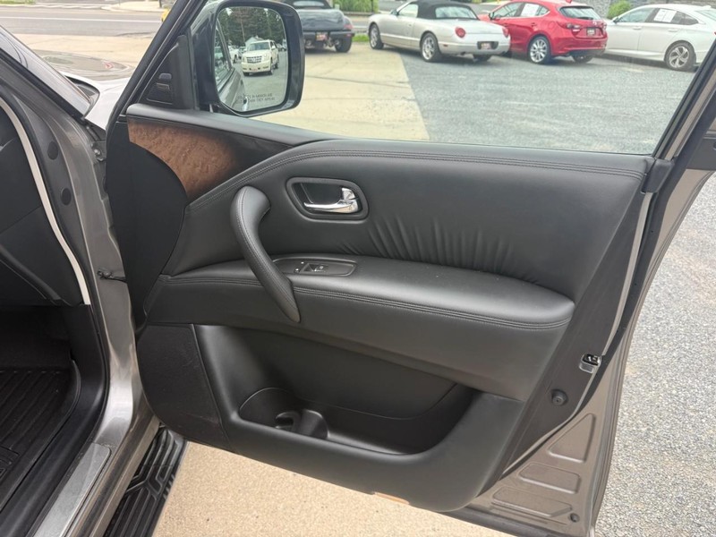 INFINITI QX56 Vehicle Image 20