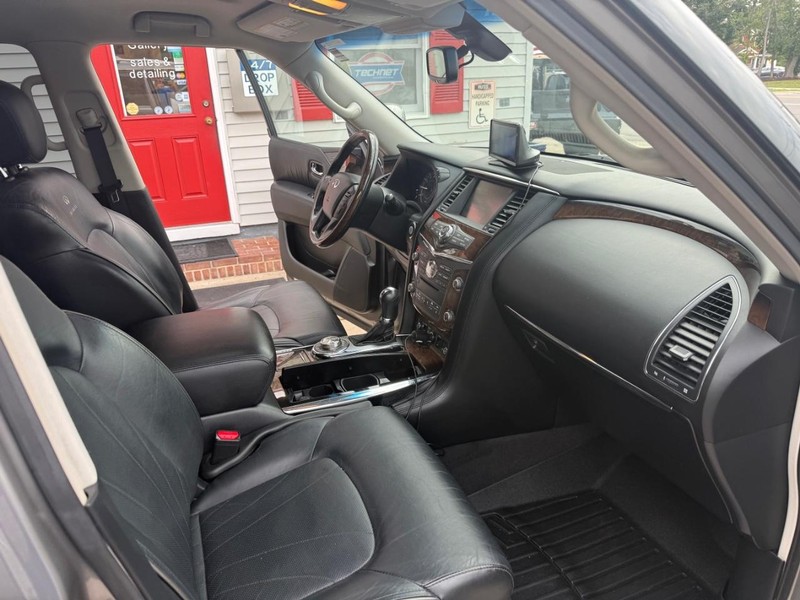 INFINITI QX56 Vehicle Image 21