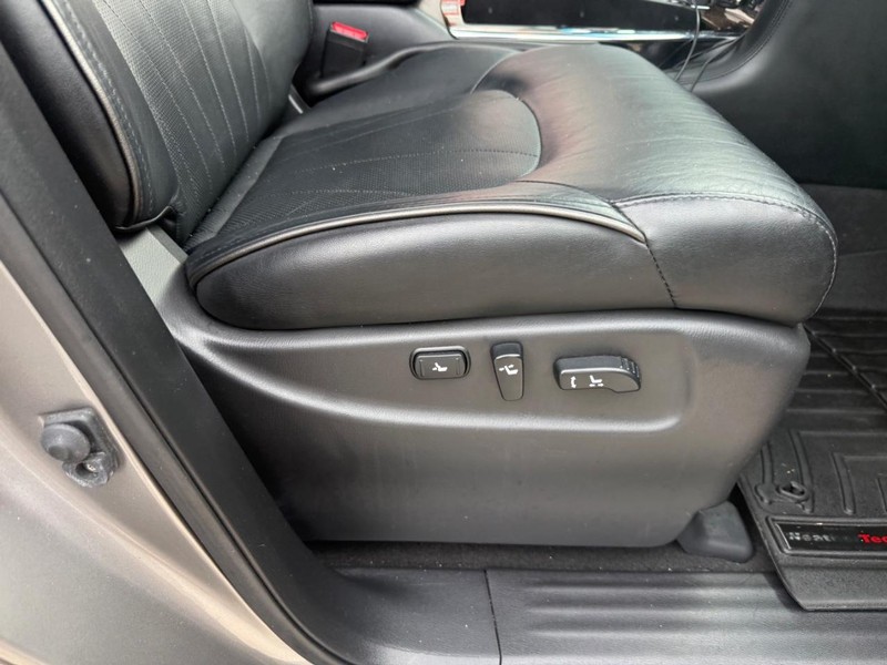 INFINITI QX56 Vehicle Image 22