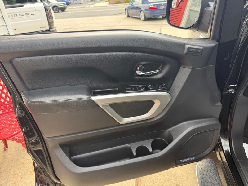 Nissan Titan Vehicle Image 05