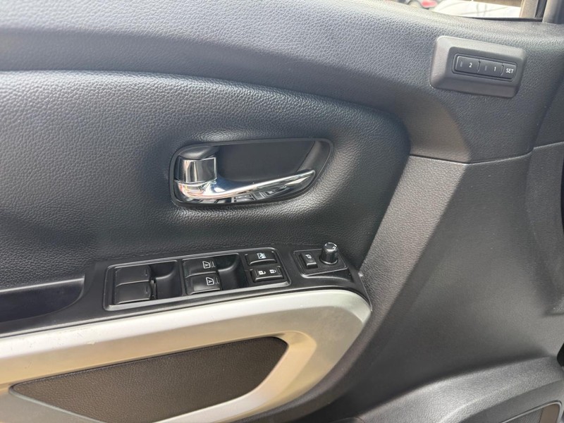 Nissan Titan Vehicle Image 06