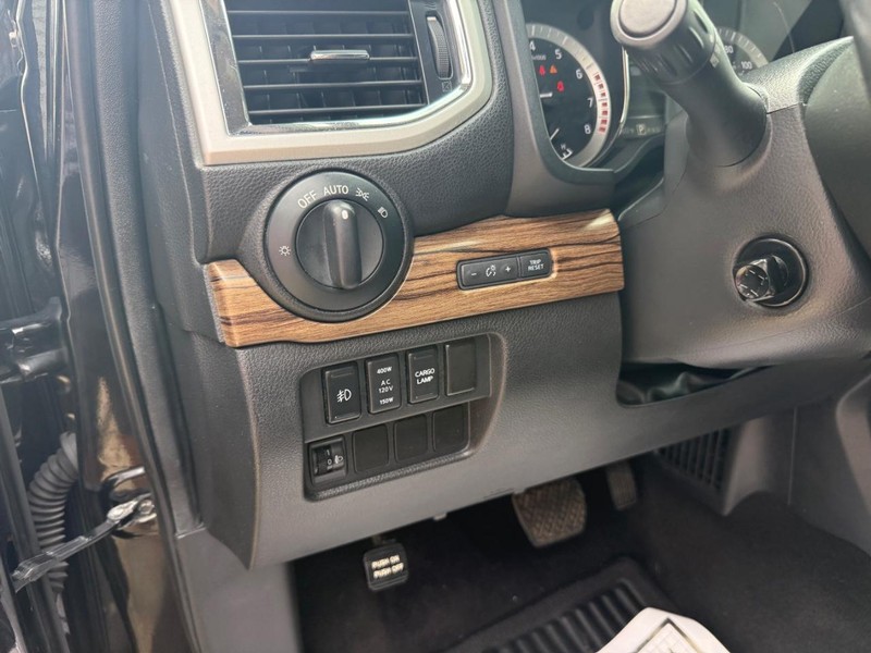 Nissan Titan Vehicle Image 09