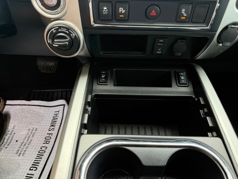 Nissan Titan Vehicle Image 12