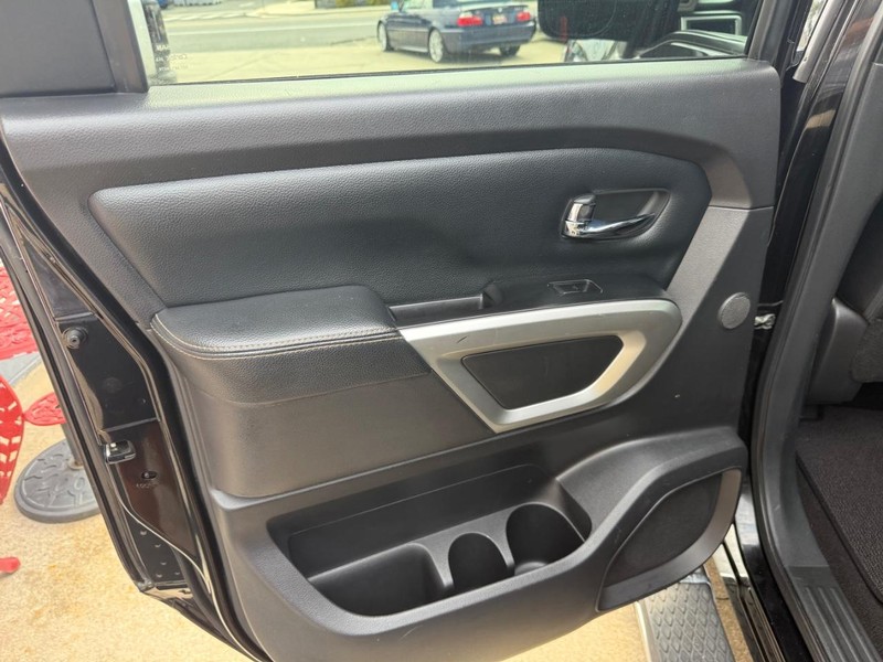Nissan Titan Vehicle Image 15