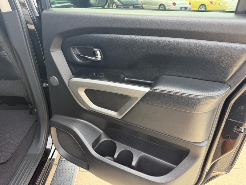 Nissan Titan Vehicle Image 18