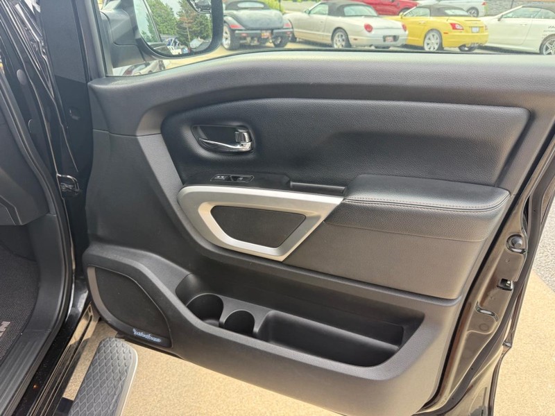 Nissan Titan Vehicle Image 20