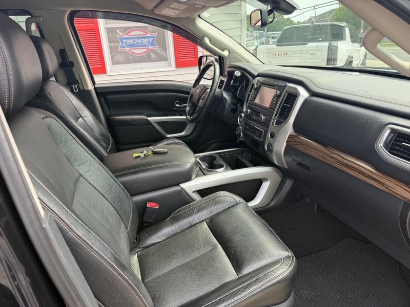 Nissan Titan Vehicle Image 21