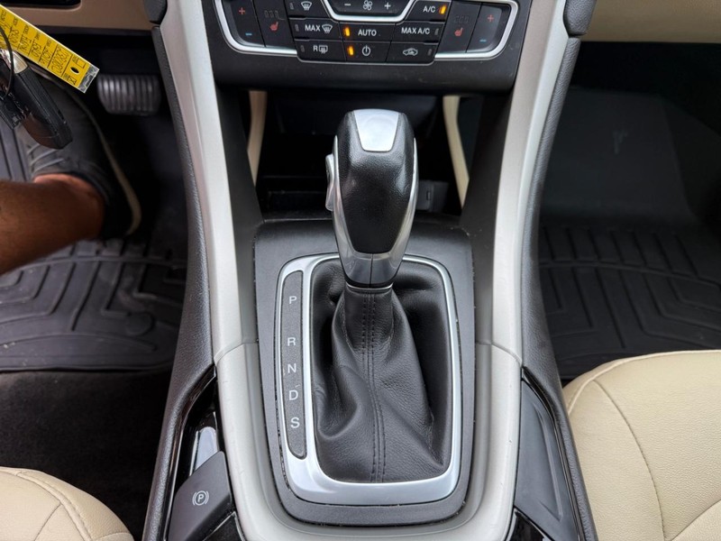 Ford Fusion Vehicle Image 11