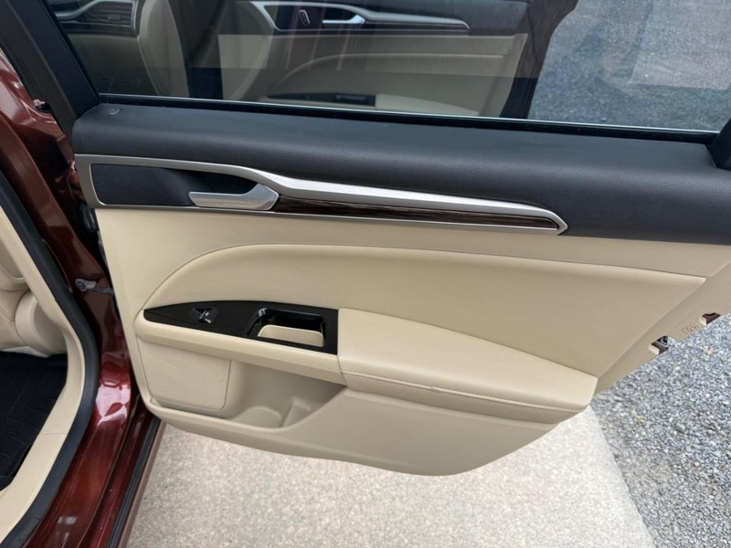 Ford Fusion Vehicle Image 16