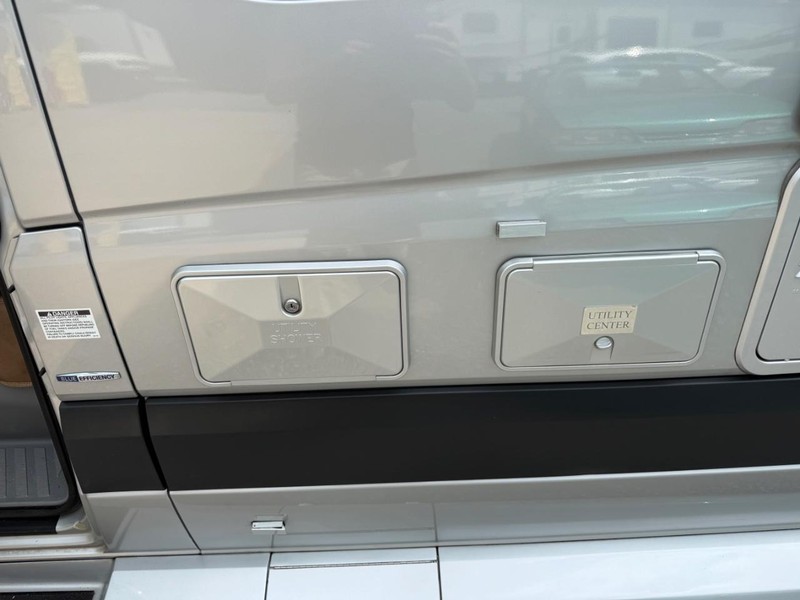 Mercedes-Benz Pleasure Way Vehicle Image 10