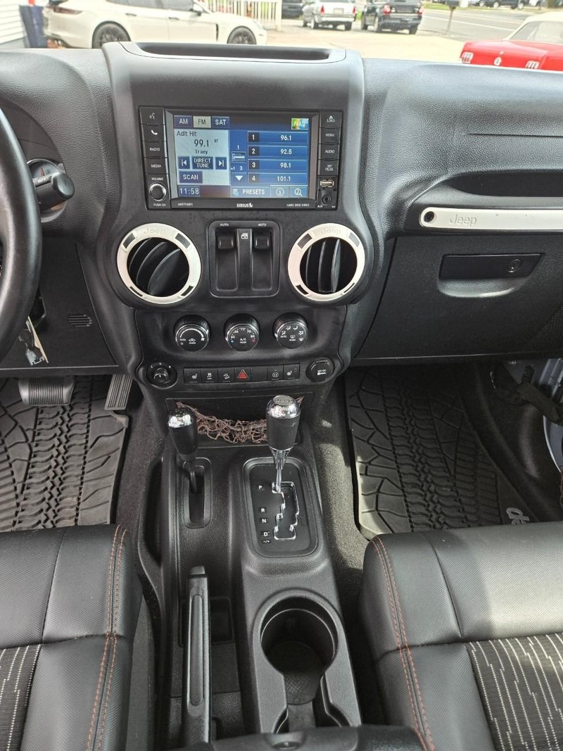 Jeep Wrangler Vehicle Image 08