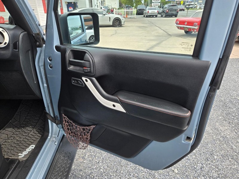 Jeep Wrangler Vehicle Image 12