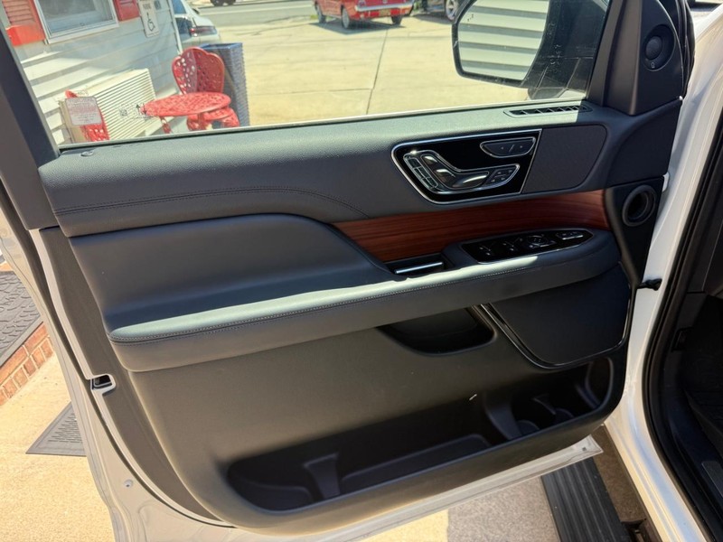 Lincoln Navigator Vehicle Image 05