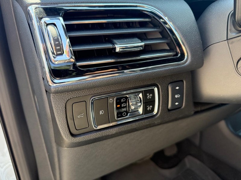 Lincoln Navigator Vehicle Image 07