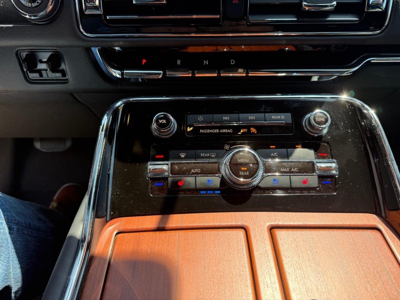 Lincoln Navigator Vehicle Image 10