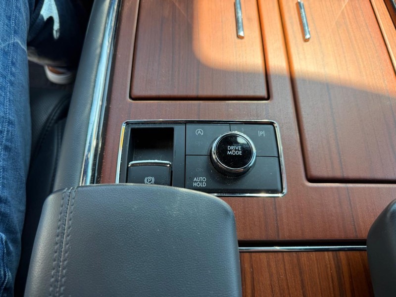 Lincoln Navigator Vehicle Image 11