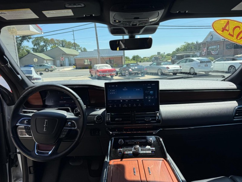 Lincoln Navigator Vehicle Image 14